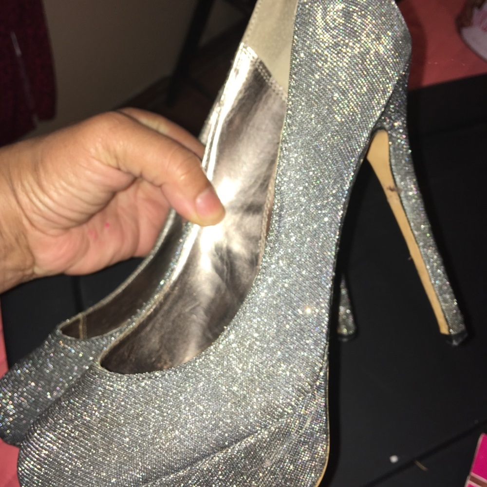Metallic dark grey pumps